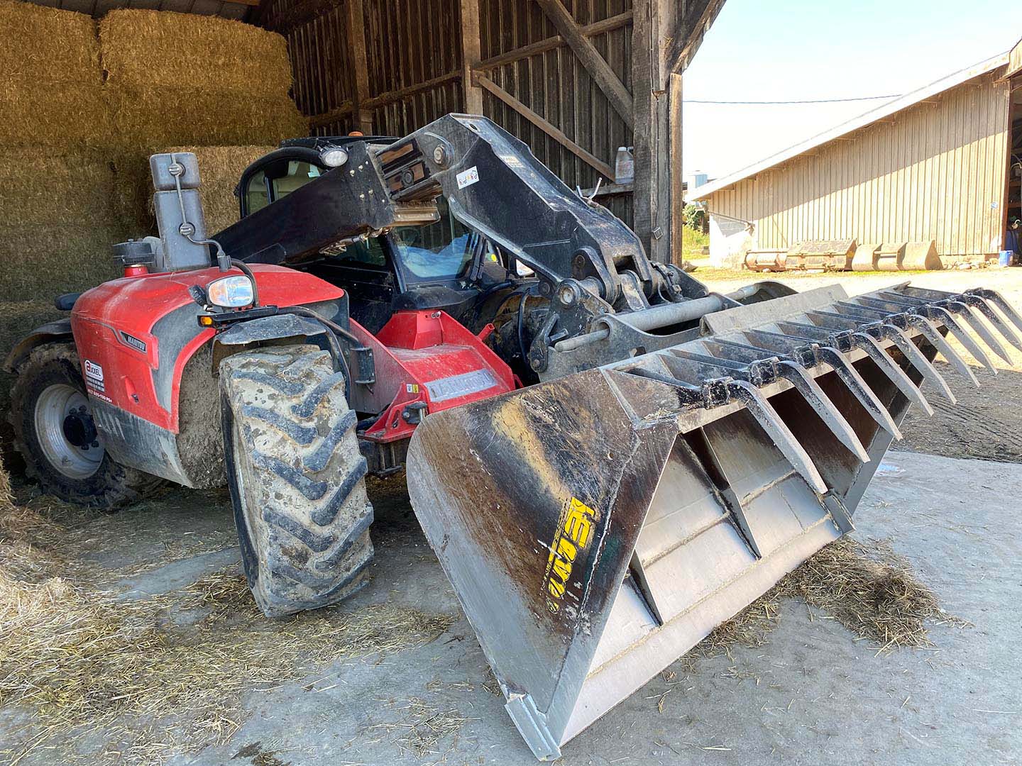 Agricultural machine in a forage shed